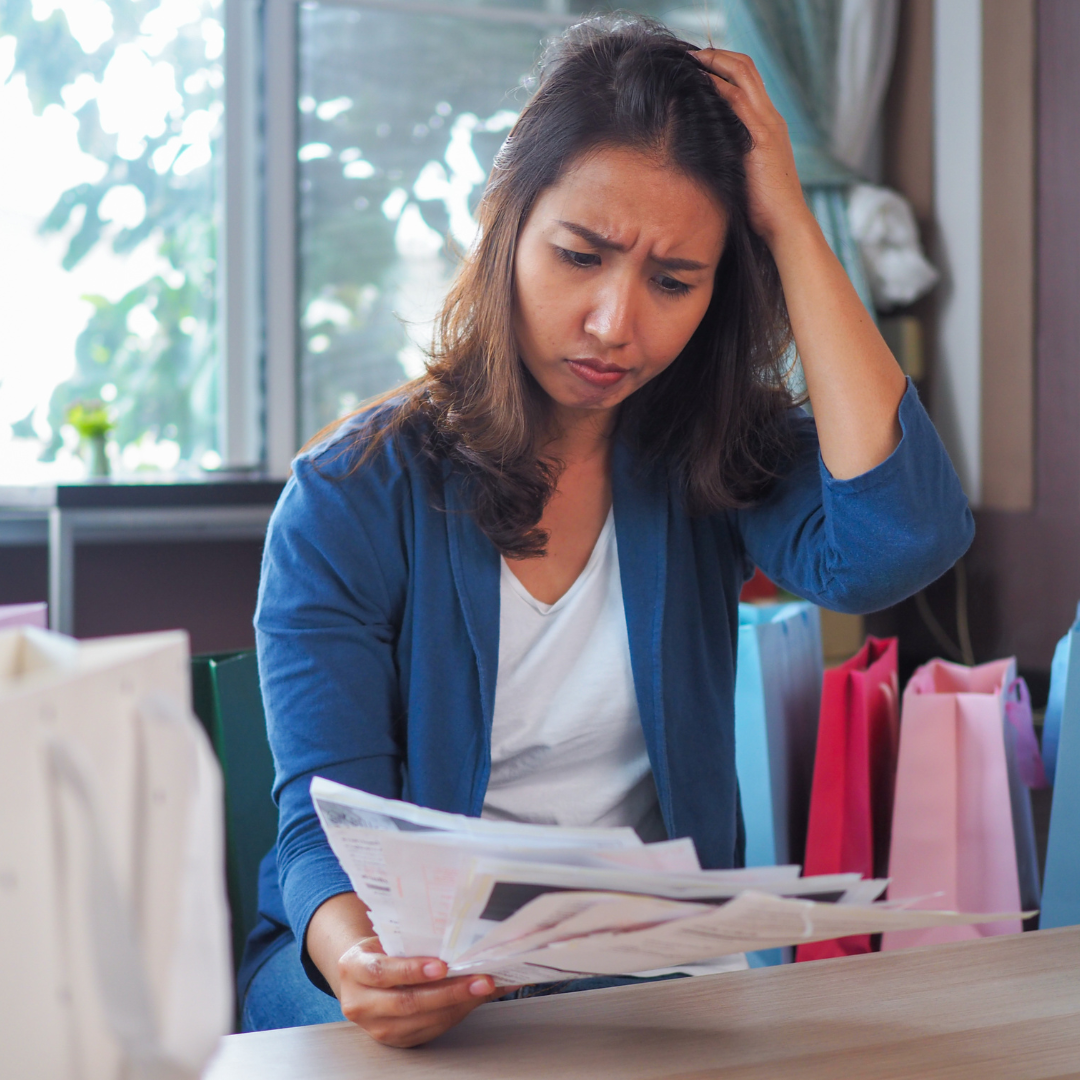 ESTÁ AFUNDADO EM DÍVIDAS? DESCUBRA COMO AS COMPRAS POR IMPULSO PODEM ESTAR SABOTANDO SEU ORÇAMENTO.
